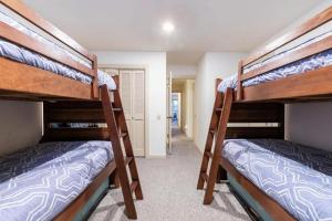 2 stapelbedden in een kamer met een gang bij Family-Friendly Lakefront Escape with Pool in Dollar Point