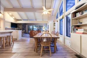 een eetkamer met een tafel en stoelen bij Family-Friendly Lakefront Escape with Pool in Dollar Point
