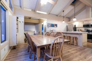 een grote keuken met een houten tafel en stoelen bij Family-Friendly Lakefront Escape with Pool in Dollar Point +8 foto's