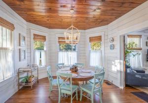 Istumisnurk majutusasutuses Summerwind - Heated Pool, 3 Baths, 3 Blocks to Beach