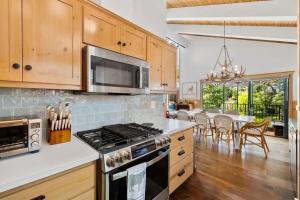 Kuchyň nebo kuchyňský kout v ubytování Stylish 4-Bedroom Lakeside Home with Decks