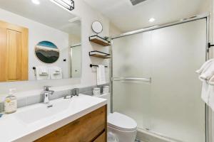 Koupelna v ubytování Stylish 4-Bedroom Lakeside Home with Decks