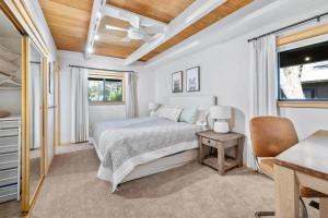 Postel nebo postele na pokoji v ubytování Stylish 4-Bedroom Lakeside Home with Decks