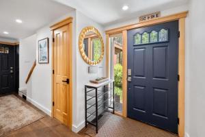 Fotografie z fotogalerie ubytování Stylish 4-Bedroom Lakeside Home with Decks v destinaci Lake Forest + 7 fotografií