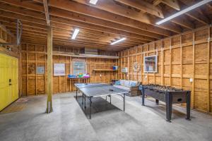 een kamer met 2 tafeltennistafels bij Historic 1926 Summerwind with Heated Pool - 3 Blocks to Beach in Galveston