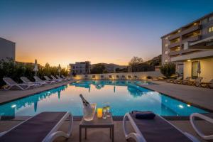 een zwembad met ligstoelen en een hotel bij Apartments Top Hill in Trogir