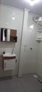 a bathroom with a shower and a sink at Hospedagem da Fran in Brasilia