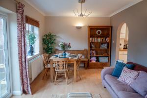 a living room with a table and a couch at Hazel House - Cosy 2 bedroom house with parking near to Oxford in Oxford