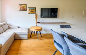 een woonkamer met een bank, een tafel en stoelen bij Casa Rheinblick - Apartment C in Bazel