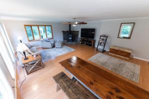 TV a/nebo společenská místnost v ubytování Private 5-Acre Retreat In-Ground Pool Hot Tub