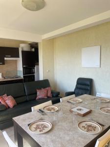 un salon avec une table et un canapé dans l'établissement Carols cosy, à Font-Romeu-Odeillo-Via