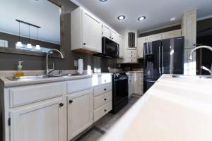 Kuchyň nebo kuchyňský kout v ubytování Private 5-Acre Retreat In-Ground Pool Hot Tub