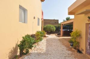 a courtyard of a house with plants next to it at maison rio la rufisquoise in Saly Portudal