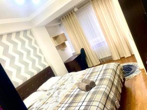 キシナウにあるТранзит Сервис 1 Аэропорт- Кишинёвの枕が置かれたベッドのある寝室