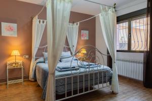 een slaapkamer met een hemelbed en een raam bij Casas Rurales La Loma in Riópar +40 foto's