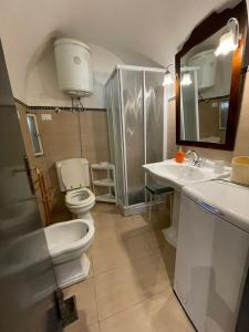 Ένα μπάνιο στο Spazio apartments Etnea