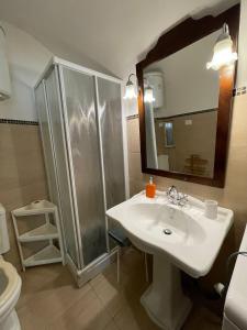 Ένα μπάνιο στο Spazio apartments Etnea