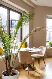 Posezení v ubytování Luxurious stunning high-floor corner 2-bedroom home