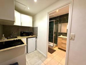 Afbeelding uit fotogalerij van Appartement cosy fond de cour in Clichy