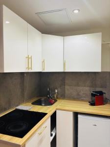 Afbeelding uit fotogalerij van Appartement cosy fond de cour in Clichy