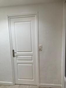 Afbeelding uit fotogalerij van Appartement cosy fond de cour in Clichy