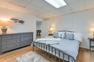 Postel nebo postele na pokoji v ubytování Spacious Lake Norman Retreat with Boat Ramp!