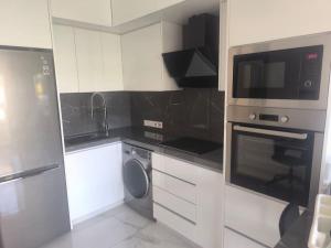 Kuchyň nebo kuchyňský kout v ubytování Lux studio apartment + 11 fotografií