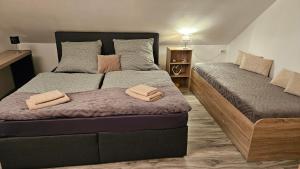 Ένα ή περισσότερα κρεβάτια σε δωμάτιο στο FeWo Wilhelmshaven Langewerth