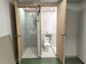 Un baño con inodoro, ducha y lavabo. en Kuyay Yachi Hostel, en Bogotá 75 fotos más