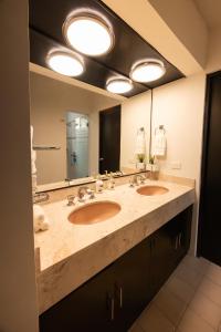 Ένα μπάνιο στο Spacious & Comfortable Home Exclusive Neighborhood