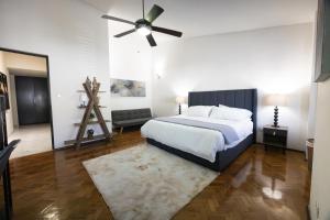 Ένα ή περισσότερα κρεβάτια σε δωμάτιο στο Spacious & Comfortable Home Exclusive Neighborhood