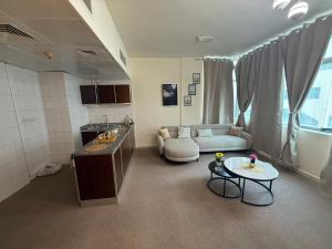 ein Wohnzimmer mit Sofa und Tisch in der Unterkunft Suite one bedroom in Abu Dhabi + 18 Fotos