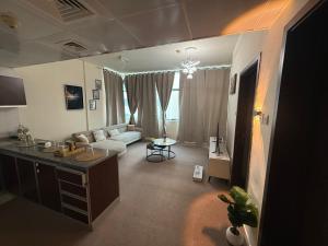 ein Wohnzimmer mit Sofa und Tisch in der Unterkunft Suite one bedroom in Abu Dhabi