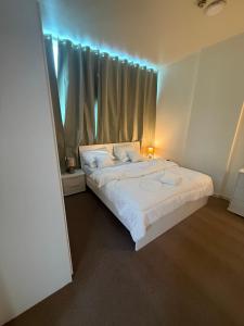 ein Schlafzimmer mit einem großen weißen Bett mit einem Fenster in der Unterkunft Suite one bedroom in Abu Dhabi