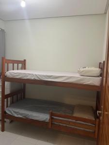 een paar stapelbedden in een kamer bij Residência 02 in Japaratinga