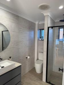 ein Badezimmer mit Toilette, Waschbecken und Dusche in der Unterkunft Waters Edge - Dunbar Court - Central Location in South West Rocks