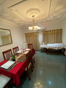 Postel nebo postele na pokoji v ubytování Luxury Villa AC Ensuite Room 5