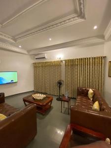 TV a/nebo společenská místnost v ubytování Luxury Villa AC Ensuite Room 5