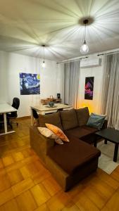 a living room with a couch and a table at Apartamento felicitat in Figueres