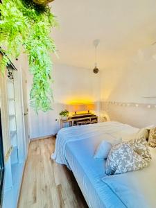 un dormitorio con una cama y un piano al fondo en Bungalow Paraiso, en Callao Salvaje