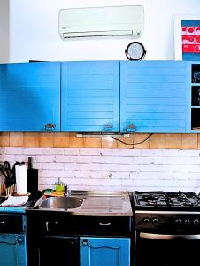 Η κουζίνα ή μικρή κουζίνα στο Spacious Old-School Condo in Maksimir +32 φωτογραφίες