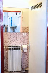 Ένα μπάνιο στο Spacious Old-School Condo in Maksimir