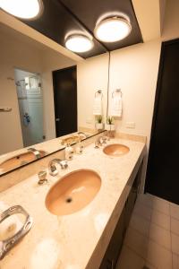 Ένα μπάνιο στο Spacious & Comfortable Home Exclusive Neighborhood +31 φωτογραφίες