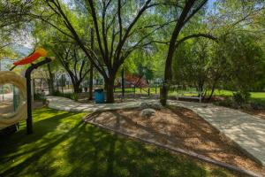 Κήπος έξω από το Spacious & Comfortable Home Exclusive Neighborhood