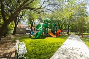 Ο χώρος παιχνιδιού για παιδιά στο Spacious & Comfortable Home Exclusive Neighborhood