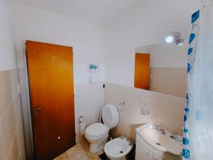 een badkamer met toilet en wastafel bij Leguizamon Depto in Santa Rosa +5 foto's