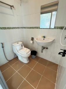 Koupelna v ubytování LimeTree Loft Guesthouse