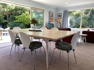 une salle à manger avec une table et des chaises dans l'établissement Private Coastal Sanctuary - 50m from Stunning Beach!, à Whakatane 11 autres photos