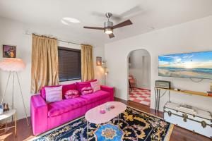 TV a/nebo společenská místnost v ubytování Saint Boniface Hotel