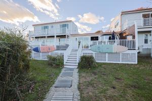 een huis met drie surfplanken aan de zijkant bij Waterfront Escape Hottub, Pets Ok, Pool Table in Dennis